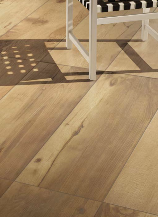 Holzbodenoptik Fliesen im modernen Wohnambiente Nahaufnahme von Fliesen in Holzbodenoptik mit einem Teil eines weißen Stuhls im Bild