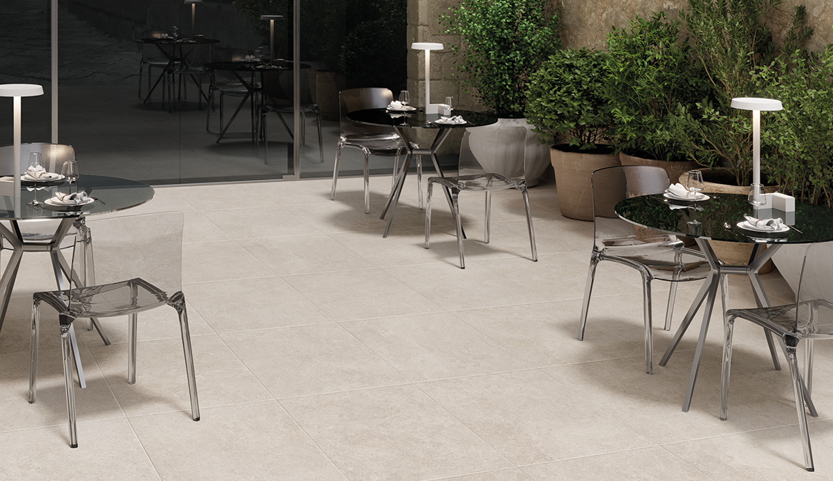 Moderne Terrasse mit eleganten Sitzmöbeln und Pflanzendekoration.