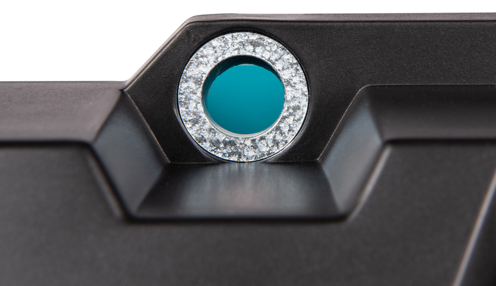 Nahaufnahme eines schwarzen Metallstücks mit kreisförmigem, blauem Glaselement in der Mitte